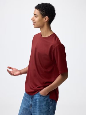 A model wearing the red ドライポンチT(5分袖) T-shirt shown from the side.